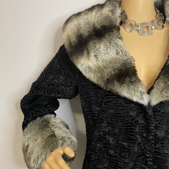 Vintage elegant faux sheepskin and fur collared sleeved black mid length coat! - Picture 3 of 9